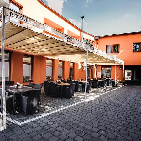 Hotel U Kostela Modrice Bagian luar foto