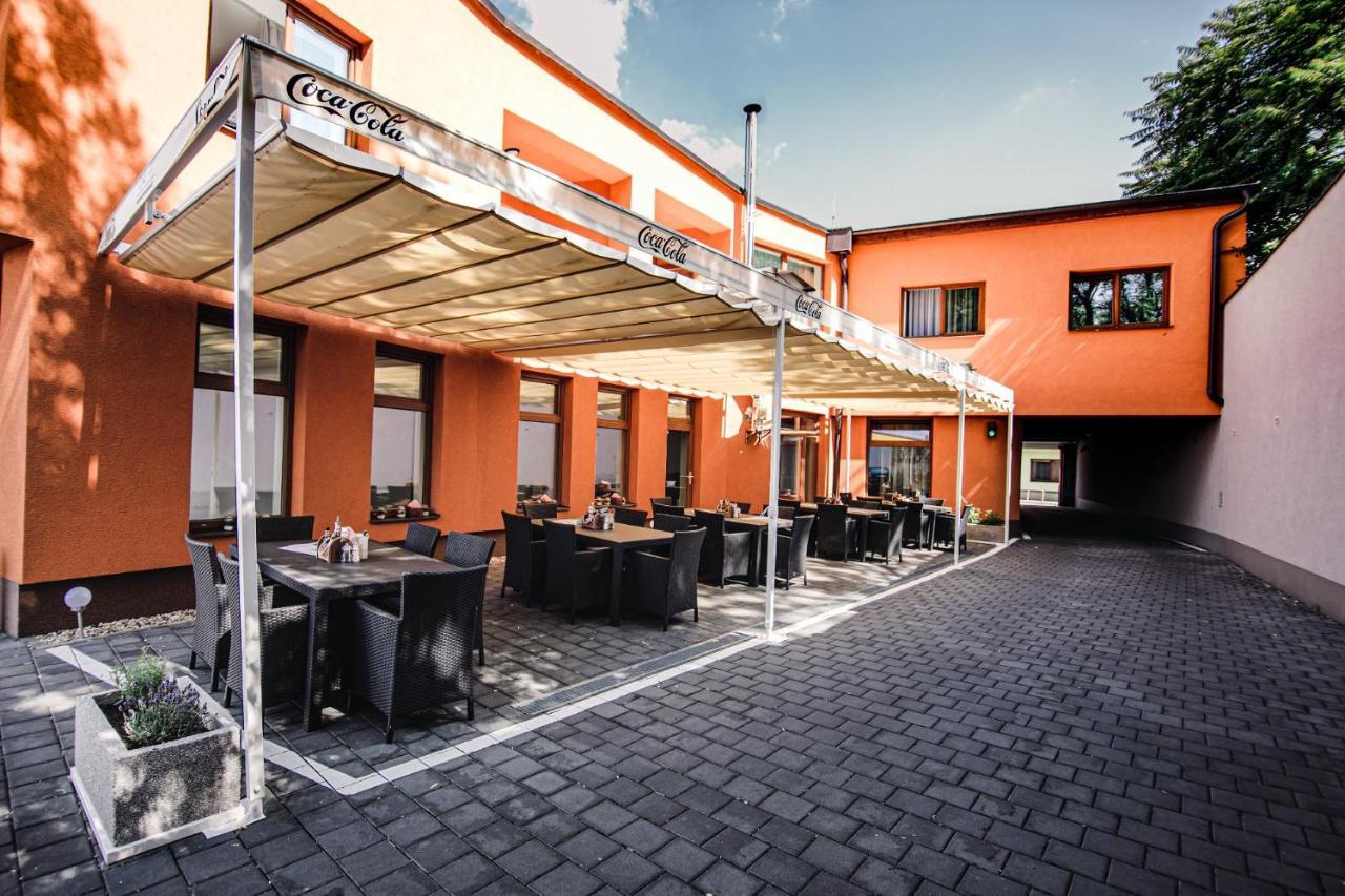 Hotel U Kostela Modrice Bagian luar foto