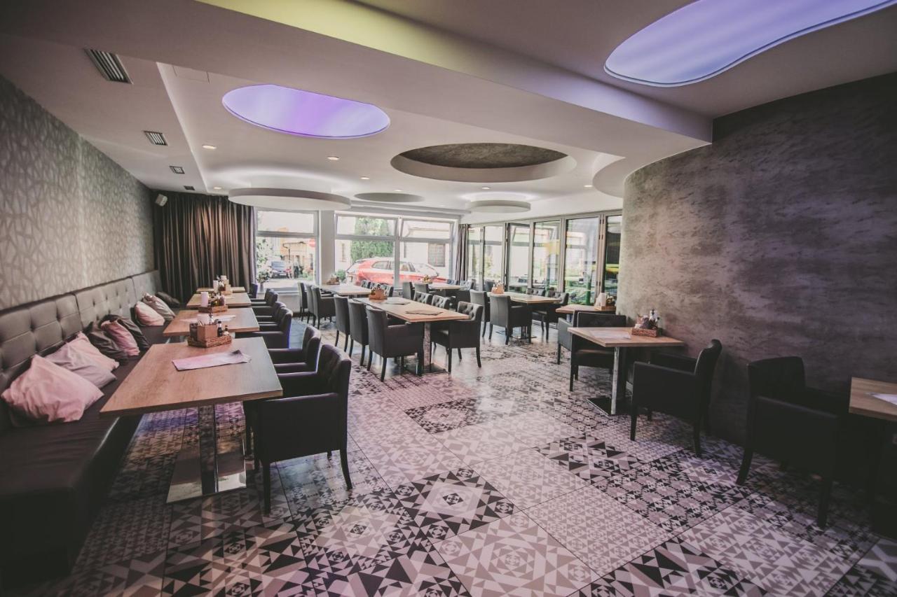 Hotel U Kostela Modrice Bagian luar foto